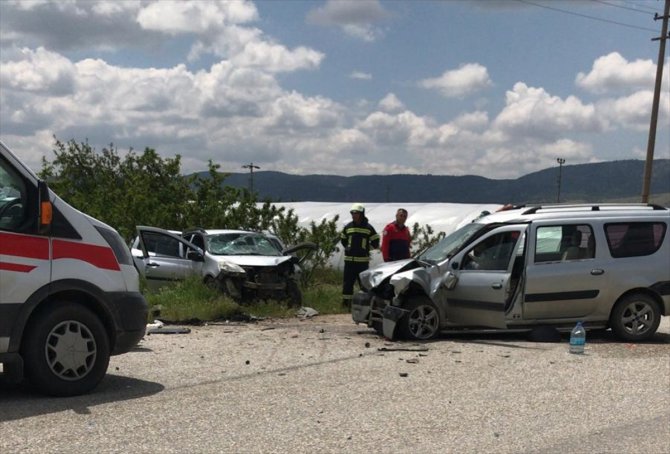 Denizli'de otomobille hafif ticari aracın çarpışması sonucu 1 kişi öldü