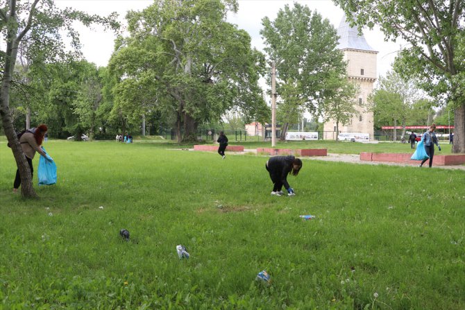 Edirne'de tıp fakültesi öğrencileri Kırkpınar'ın da yapıldığı Sarayiçi'nde temizlik yaptı