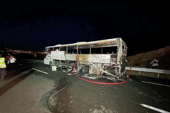 Elazığ'da seyir halindeyken alev alan yolcu otobüsü tamamen yandı