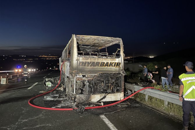Elazığ'da seyir halindeyken alev alan yolcu otobüsü tamamen yandı
