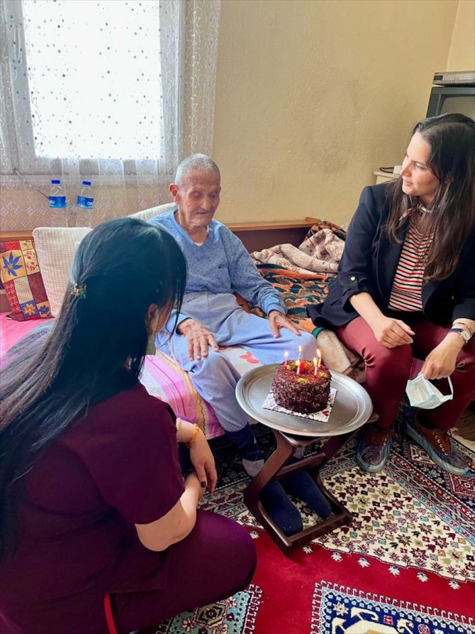 Isparta'da sağlık çalışanlarından, 105 yaşına giren kişiye doğum günü sürprizi