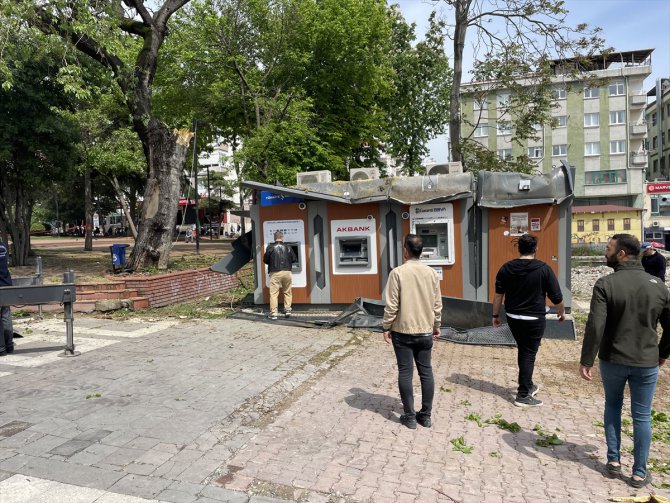 İstanbul'da rüzgarda devrilen ağaç bankamatiklere zarar verdi