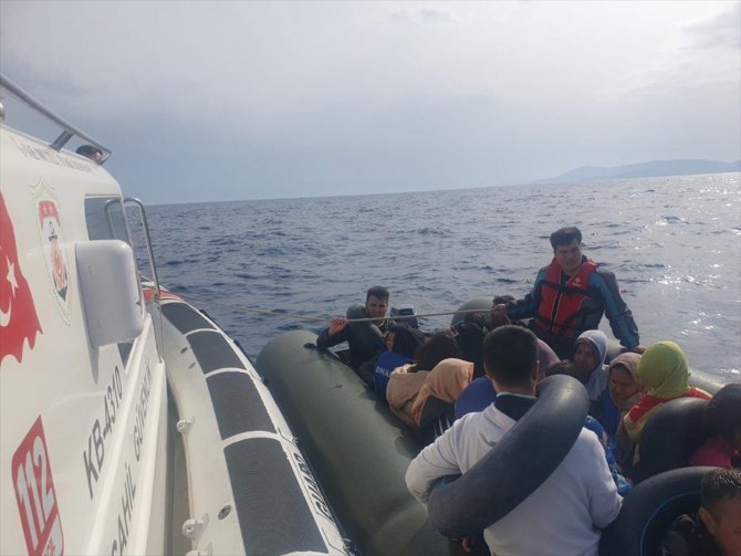 İzmir açıklarında 75 düzensiz göçmen kurtarıldı, 27 göçmen yakalandı