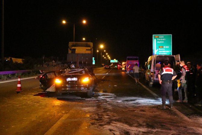 İzmir'de tıra çarpan otomobilin sürücüsü öldü