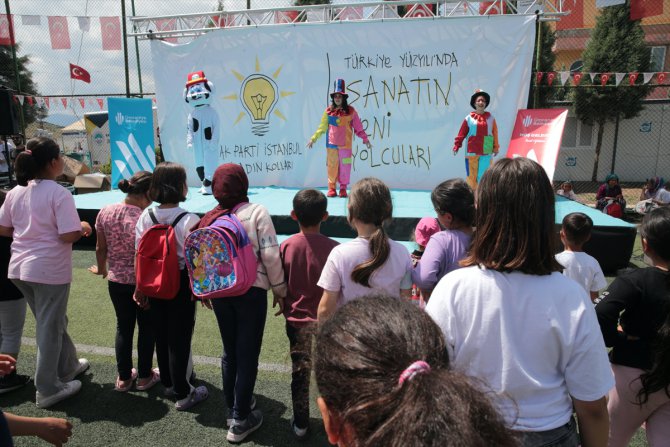 Kahramanmaraş'ta depremzede çocuklar dans edip resim çizdi