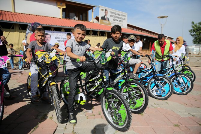 Kahramanmaraş'ta depremzede çocuklara 2 bin 400 bisiklet dağıtılıyor
