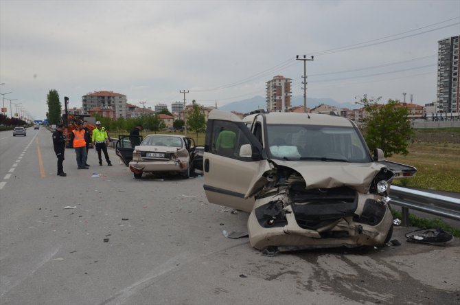 Karaman'da otomobil ile hafif ticari aracın çarpıştığı kazada 7 kişi yaralandı