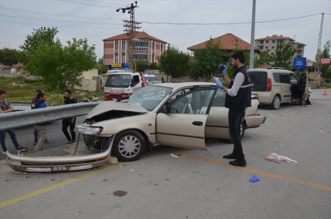 Karaman'da otomobil ile hafif ticari aracın çarpıştığı kazada 7 kişi yaralandı