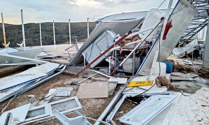 Kırıkkale'de fırtına şantiyenin yemekhane binasını uçurdu