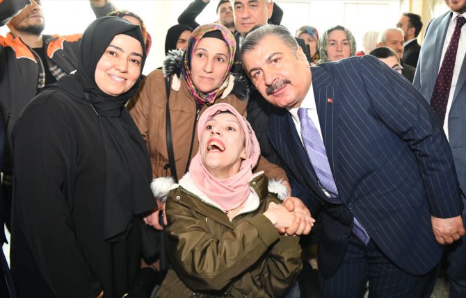 Sağlık Bakanı Koca, Sultangazi'de engelli vatandaşlar ve aileleriyle buluştu: