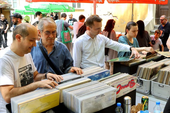 Sırbistan'da ilk kez düzenlenen Balkan Gramofon Plağı Forumu müzikseverleri bir araya getirdi