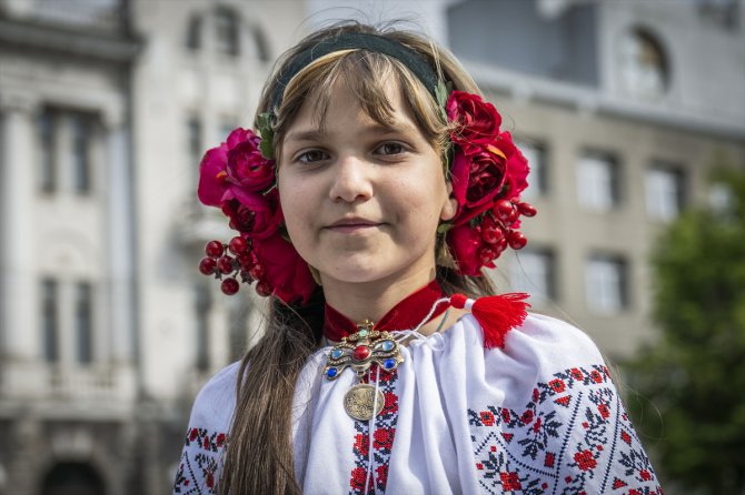 Ukrayna'da savaşın gölgesinde "Vışıvanka Günü" kutlandı