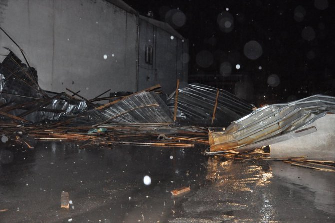 Yozgat'ta şiddetli rüzgar çatıları uçurdu