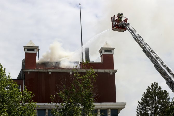 Ankara'da özel bir hastanenin çatısında yangın çıktı