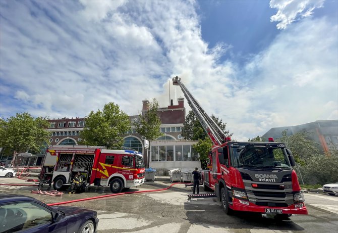 Ankara'da özel bir hastanenin çatısında yangın çıktı