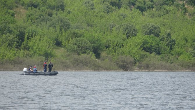 GÜNCELLEME - Çanakkale'de balık avlamak için gölete açılan 3 kişinin içinde bulunduğu tekne battı
