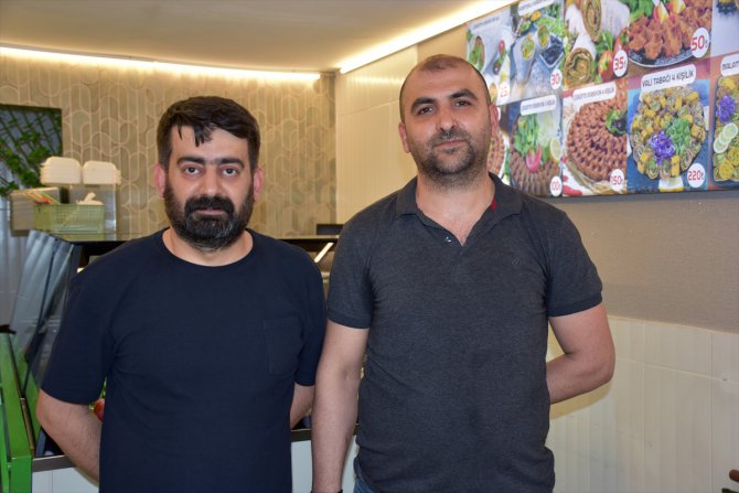 Depremde iş yeri yıkılan Malatyalı kuzenler, Antalya'da dükkan açtı