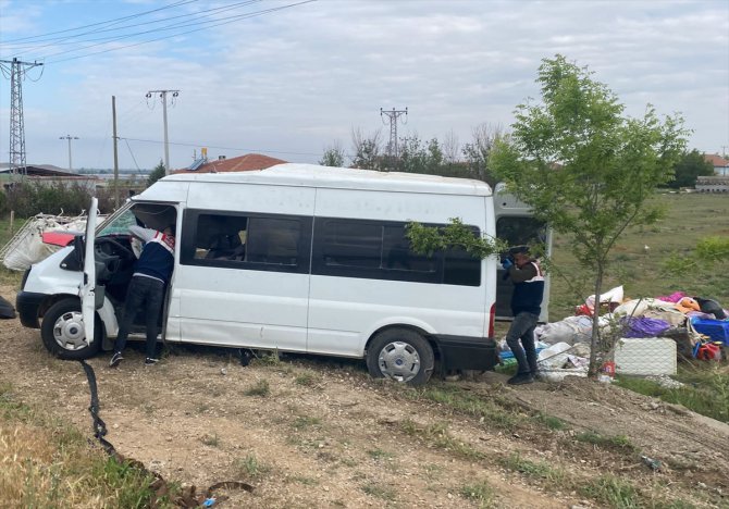 Konya'da tarım işçilerini taşıyan minibüsün devrilmesi sonucu 1 kişi öldü, 8 kişi yaralandı