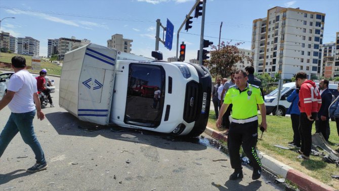 Siirt'te otomobil ile kamyonetin çarpışması sonucu 7 kişi yaralandı