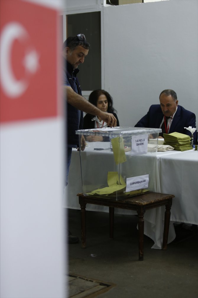 Tunus'ta yaşayan Türk vatandaşları Cezayir'de oy kullandı
