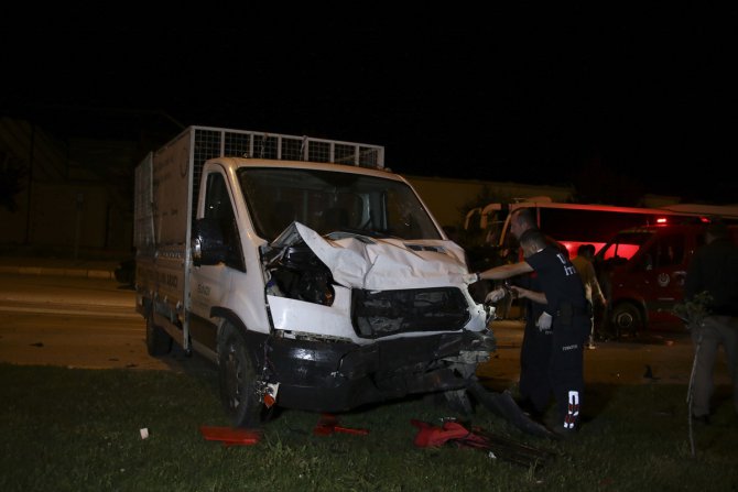 Uşak'ta kamyonetle çarpışan hafif ticari aracın sürücüsü yaralandı