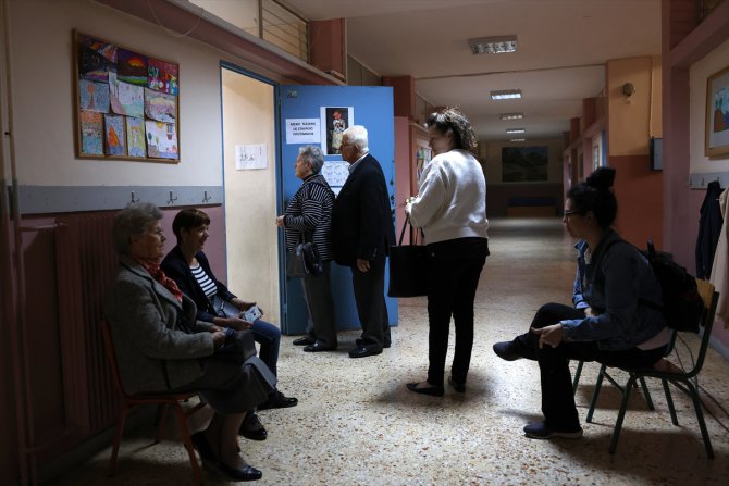 Yunanistan'da seçmenler genel seçim için sandık başında