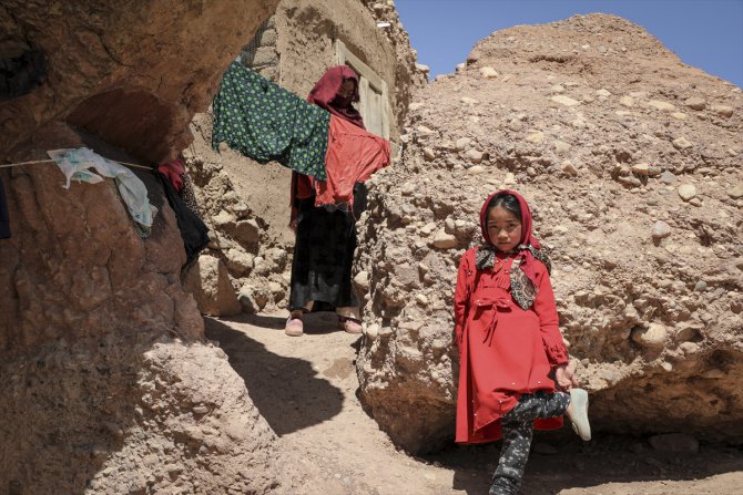Afganistan'da binlerce aile mağaralarda yaşam mücadelesi veriyor
