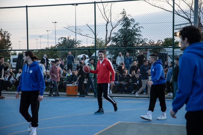 Bakan Kurum Maltepe'de gençlerle basketbol maçı yaptı: