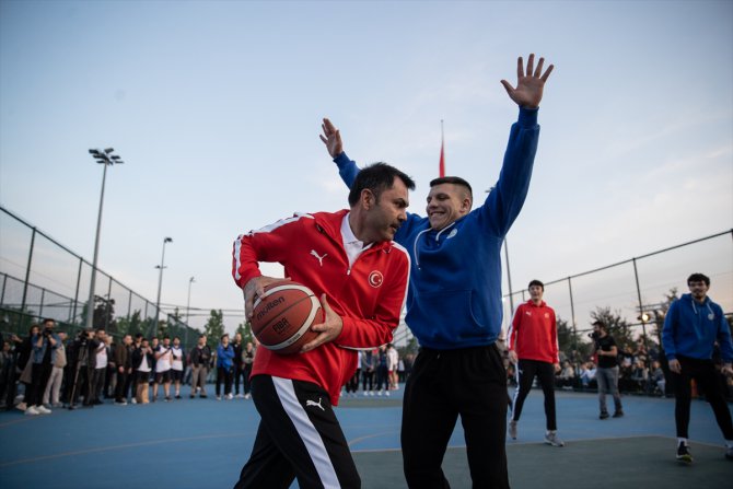 Bakan Kurum Maltepe'de gençlerle basketbol maçı yaptı: