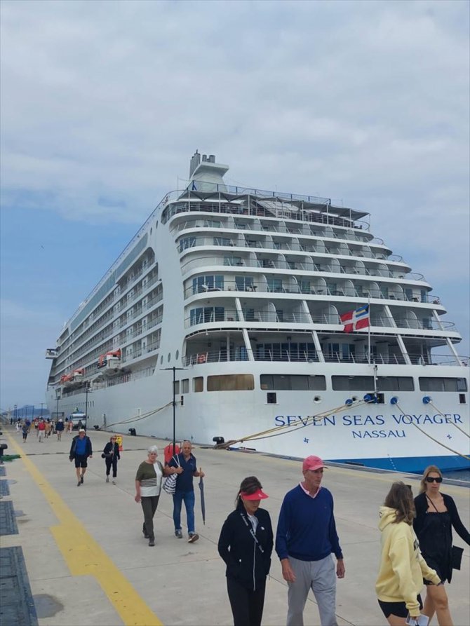 Yolcu gemisi "Seven Seas Voyager" ile Bodrum'a 588 turist geldi