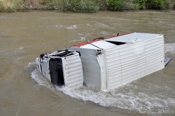 Artvin'de nehre düşen kamyonun sürücüsü akıntıya kapılarak kayboldu