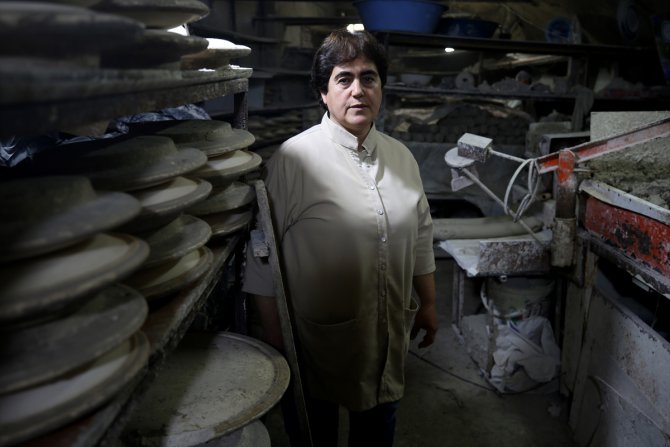 Baba mesleği seramikçiliği sürdüren kadın girişimci, çini ustaları için üretim yapıyor