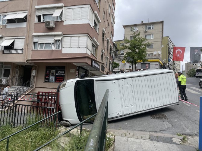 Beşiktaş'ta yokuş aşağı kayan minibüs yayaya çarptıktan sonra devrildi
