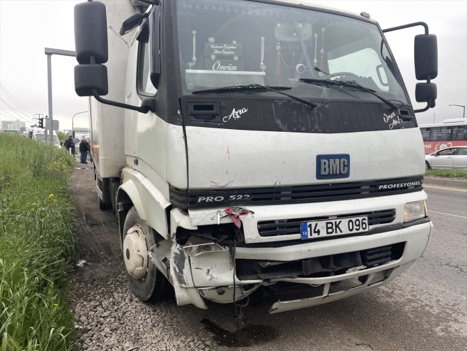 Bolu'da kamyonun çarptığı otomobildeki 4 kişi yaralandı
