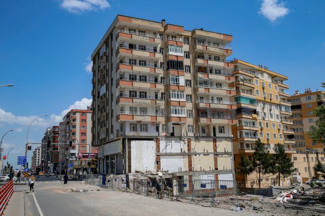 Diyarbakır'da depremde ağır hasar gören 400 binanın yıkımına başlanacak