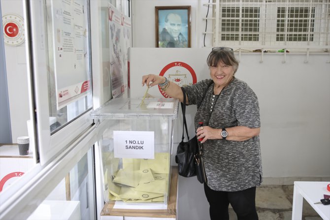 Yunanistan'da, Cumhurbaşkanı Seçimi'nin ikinci turu için oy verme süreci devam ediyor