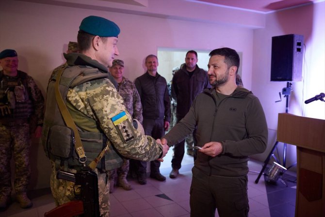 Zelenskiy, Donetsk bölgesinde Ukraynalı askerleri ziyaret etti