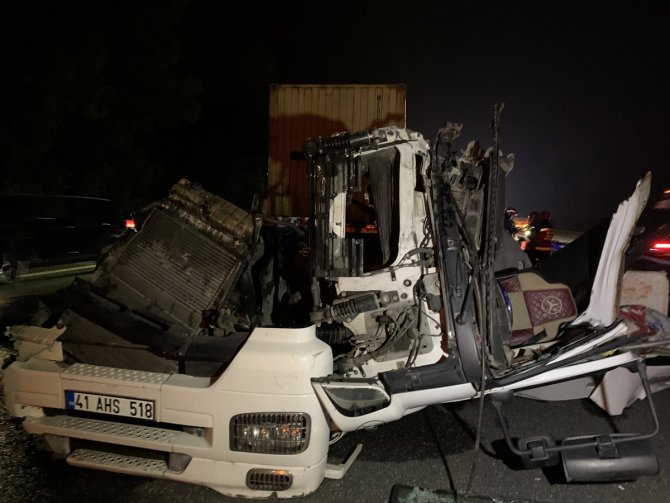 Anadolu Otoyolu'nun Sakarya kesimindeki trafik kazası ulaşımı aksattı