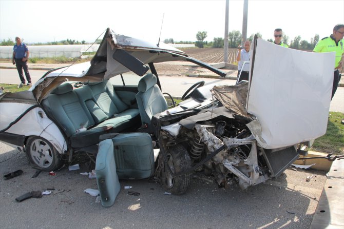 Antalya'da otomobilin refüje çarpması sonucu biri ağır 2 kişi yaralandı