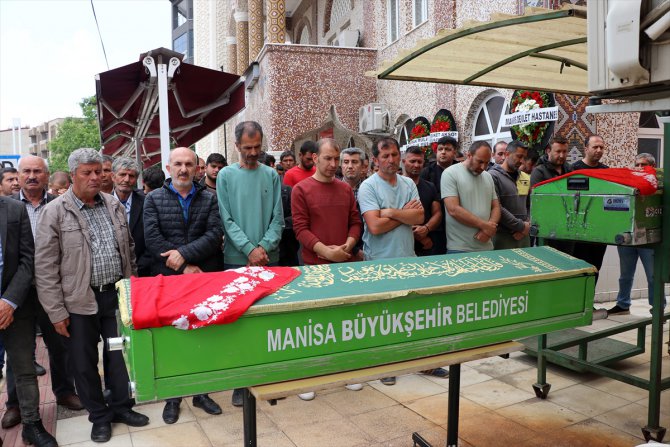 Denizli'deki kazada ölen aynı aileden 4 kişi için Manisa'da cenaze namazı kılındı