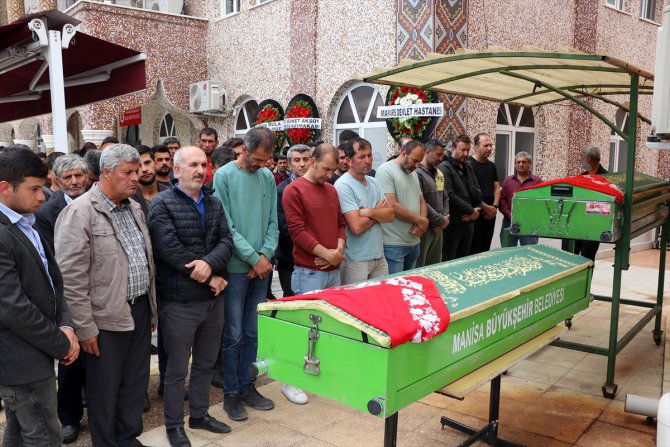 Denizli'deki kazada ölen aynı aileden 4 kişi için Manisa'da cenaze namazı kılındı