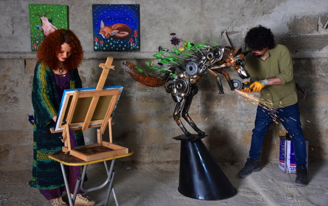 Eskişehirli sanatçı atık metalden hayvan heykelleri yaptı, eşi resimlerini çizdi
