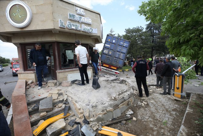 Nevşehir'de kontrolden çıkan tırın İl Özel İdaresinin bahçesine girmesi güvenlik kamerasında