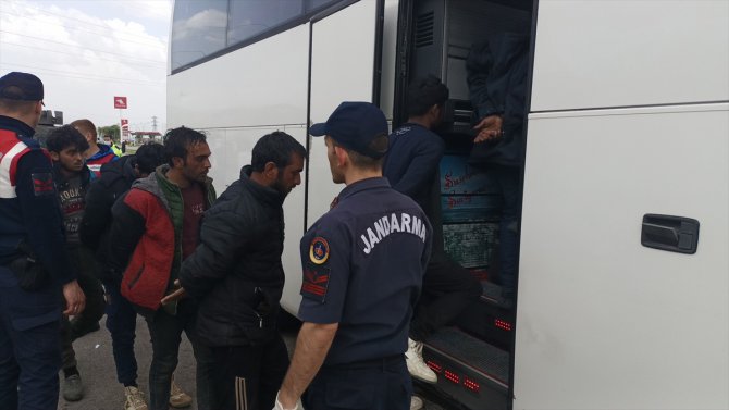 Sivas'ta tır dorsesinde 134 düzensiz göçmen yakalandı