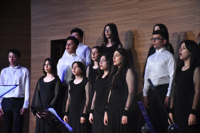 Adana'da lise öğrencilerinden "7 Ses 7 Nefes" konseri