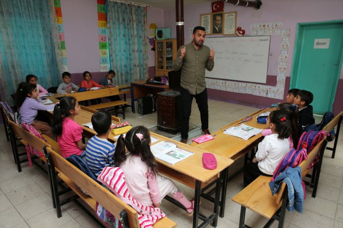 Bitlis'te öğrenciler tehlikeli okul yolunu öğretmenleriyle şarkılar eşliğinde aşıyor