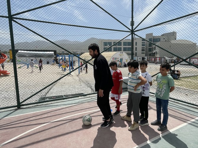 Depremzede antrenörlerden konteyner kentteki afetzede çocuklara futbol eğitimi