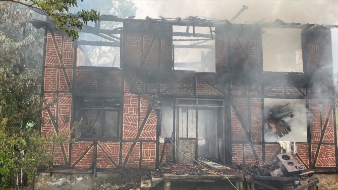 Düzce'de evde çıkan yangında anne ve kızı yaralandı