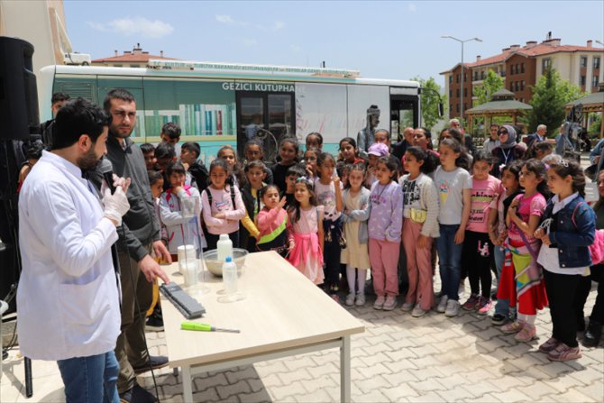 Elazığ'da depremzede çocuklar için bilim şenliği düzenlendi