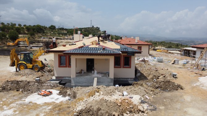 Hatay Altınözü'nde depremzedeler için köy tipi afet evlerinin yapımı sürüyor